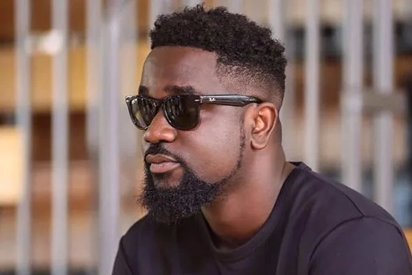 Sarkodie Responds to Claim of Ignoring Kofi Mole’s ‘Makoma’ Music Video Shoot